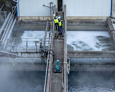 Belebung-/ Nachklärungsbecken auf einer industriellen Kläranlage